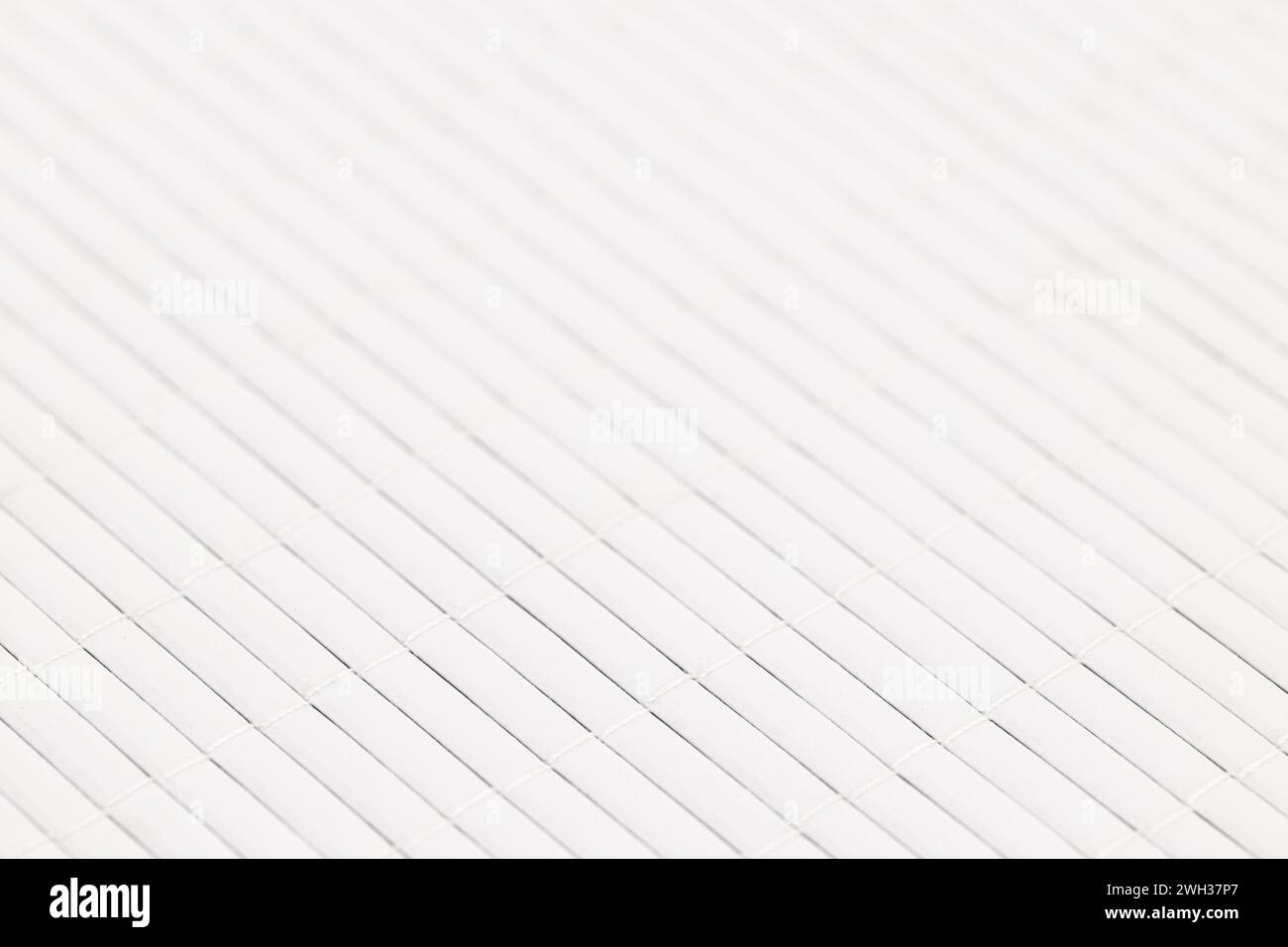 Sfondo bianco astratto in strisce di legno cucite che formano una tovaglia Foto Stock