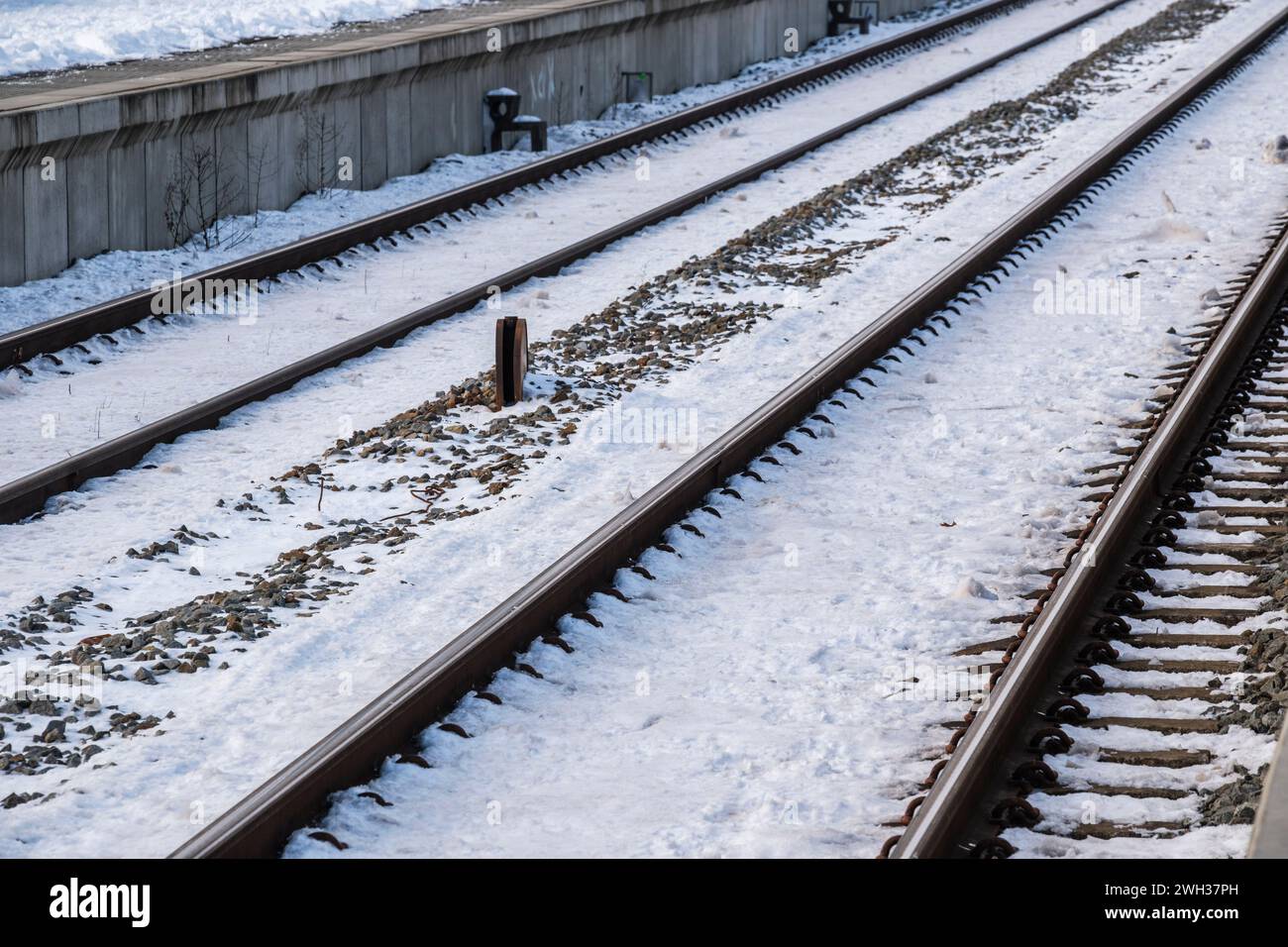 Sottile strato di neve sulla stazione ferroviaria | fine couche de neige sur une gare et sur les Rails Foto Stock