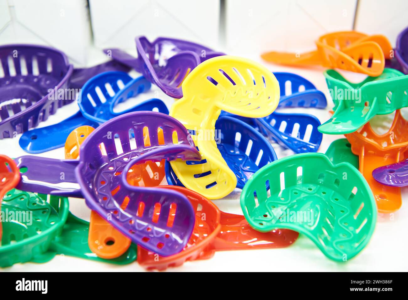 Vassoi per impronte ortodontiche colorate in negozio Foto Stock