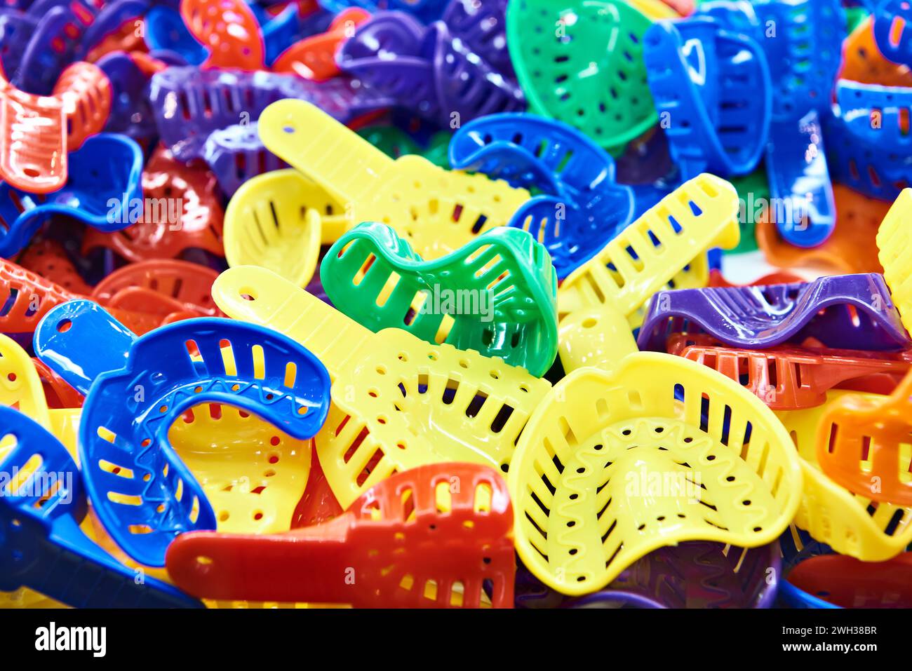 Vassoi per impronte ortodontiche colorate in negozio Foto Stock