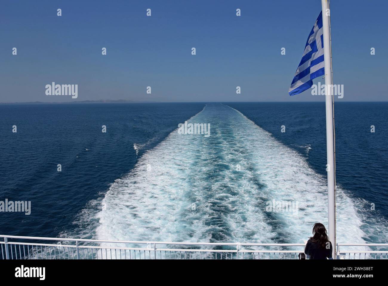 Le persone che guardano le navi svegliarsi alla poppa DELL'ARIANNA, traghetto Hellenic Seaways sulla rotta Bari, Italia, Patrasso, Grecia Foto Stock