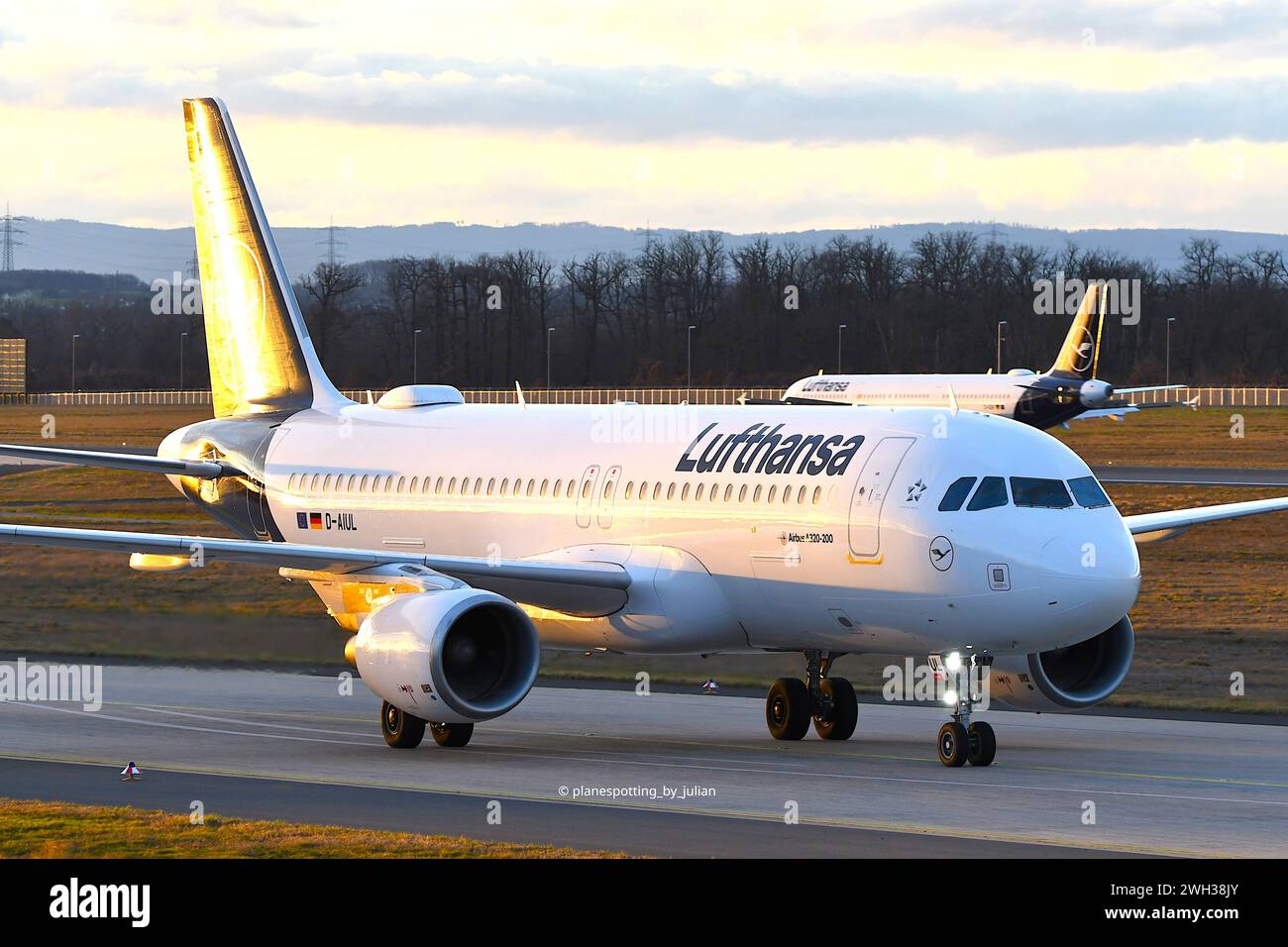 Airbus A320 Lufthansa (D-AIUL) tassazione al tramonto Foto Stock