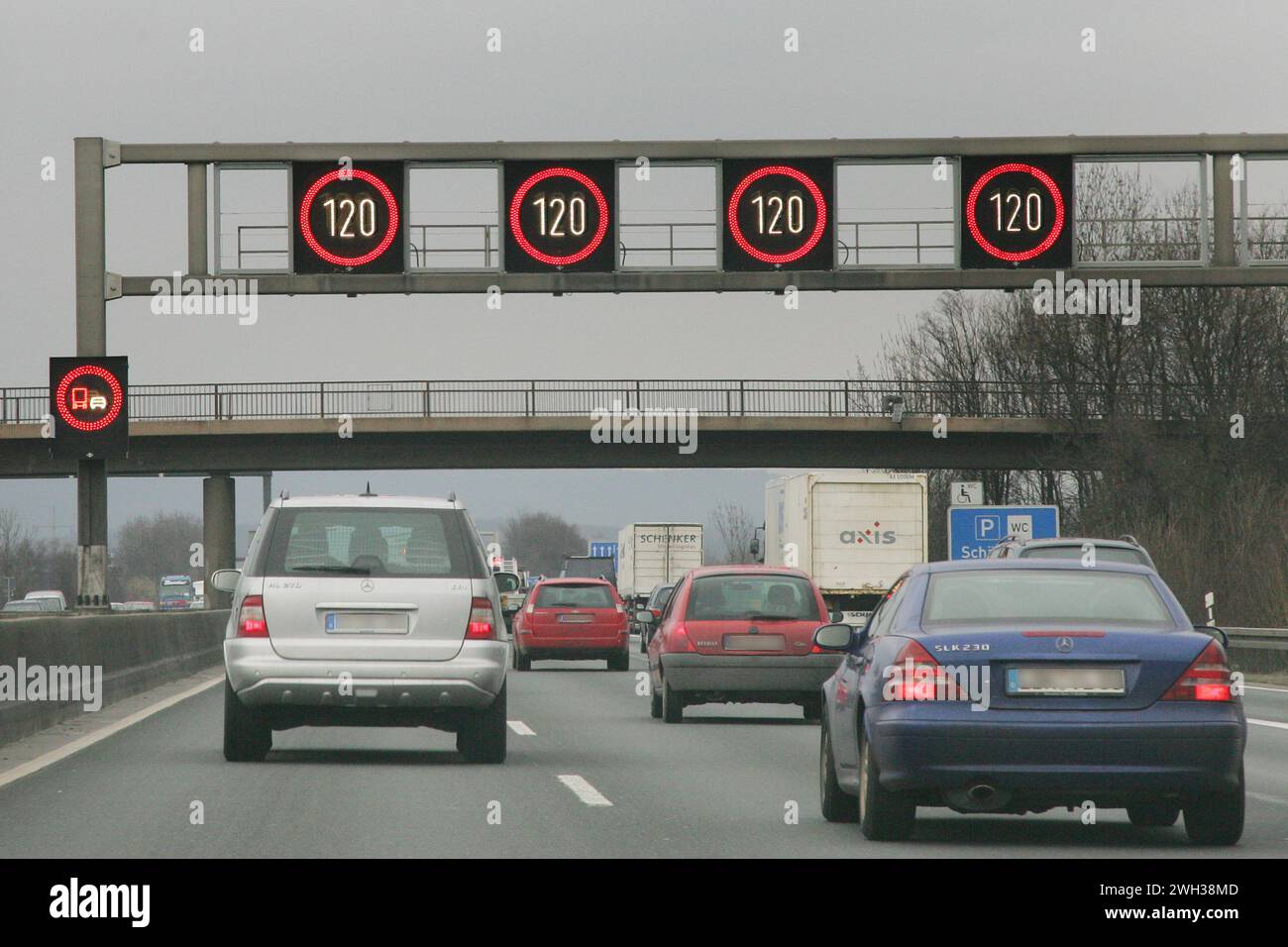 Autobahn mit Tempolimit 120 foto: Thomas Wieck V e r o e f e n t l i c h u n g n u r m i t N a m e u n d H o n o r a r z a h l u n g + B e l ad es Foto Stock