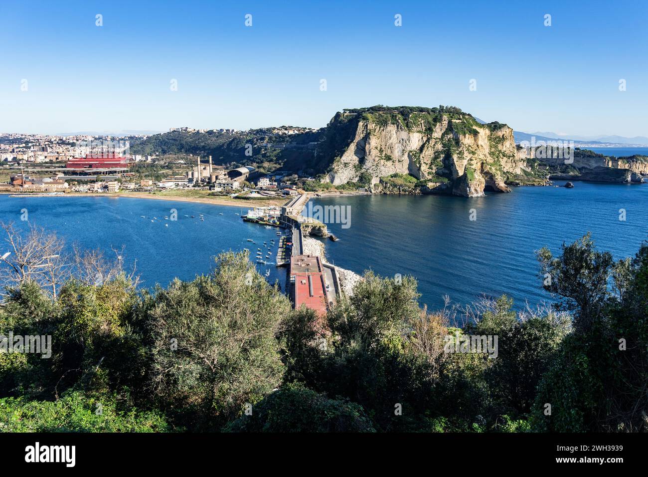 Baia di Trentaremi dall'isola di Nisida nel golfo di Napoli Foto Stock