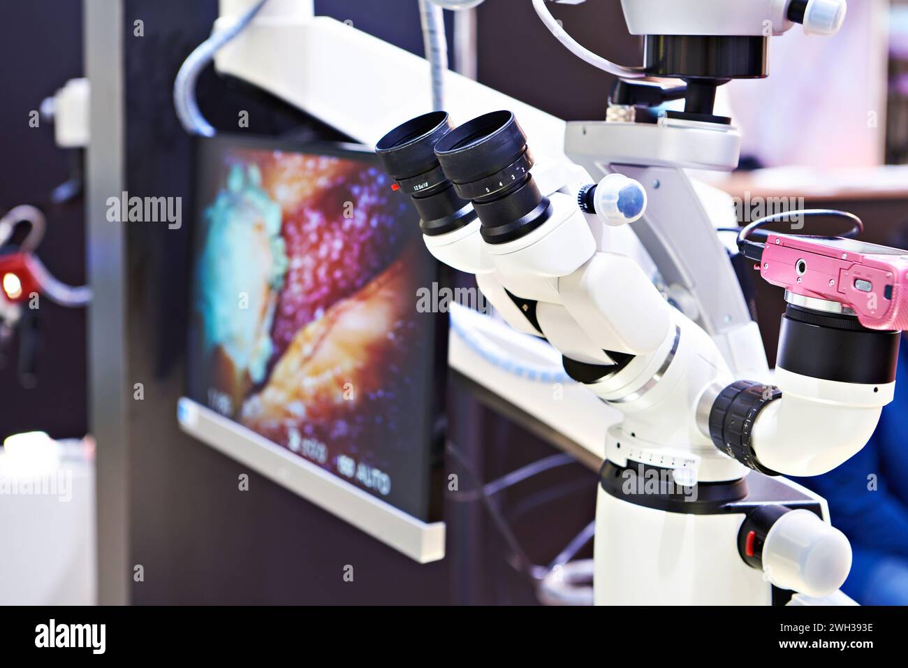 Microscopio chirurgico odontoiatrico con monitor Foto Stock