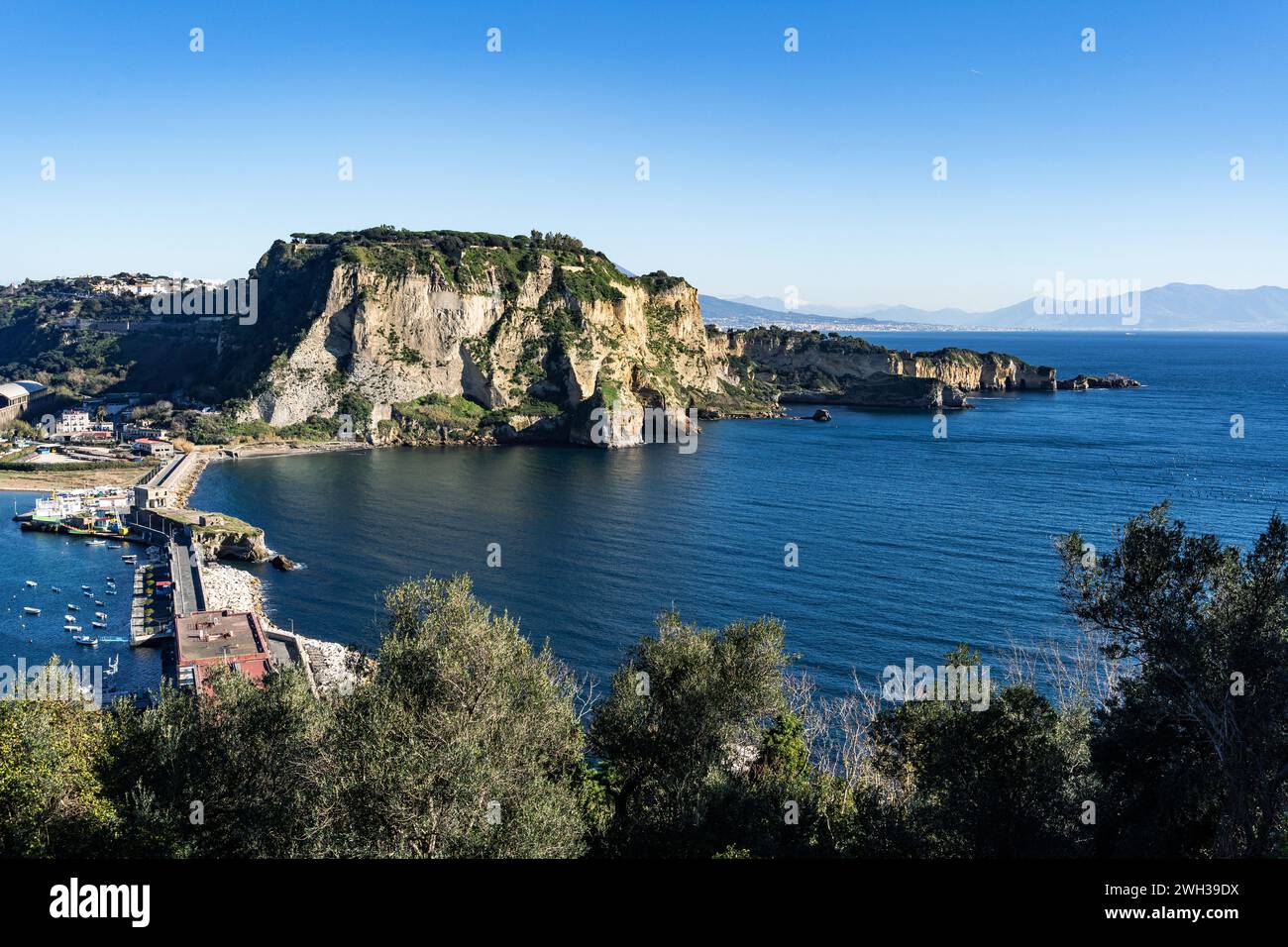 Baia di Trentaremi dall'isola di Nisida nel golfo di Napoli Foto Stock