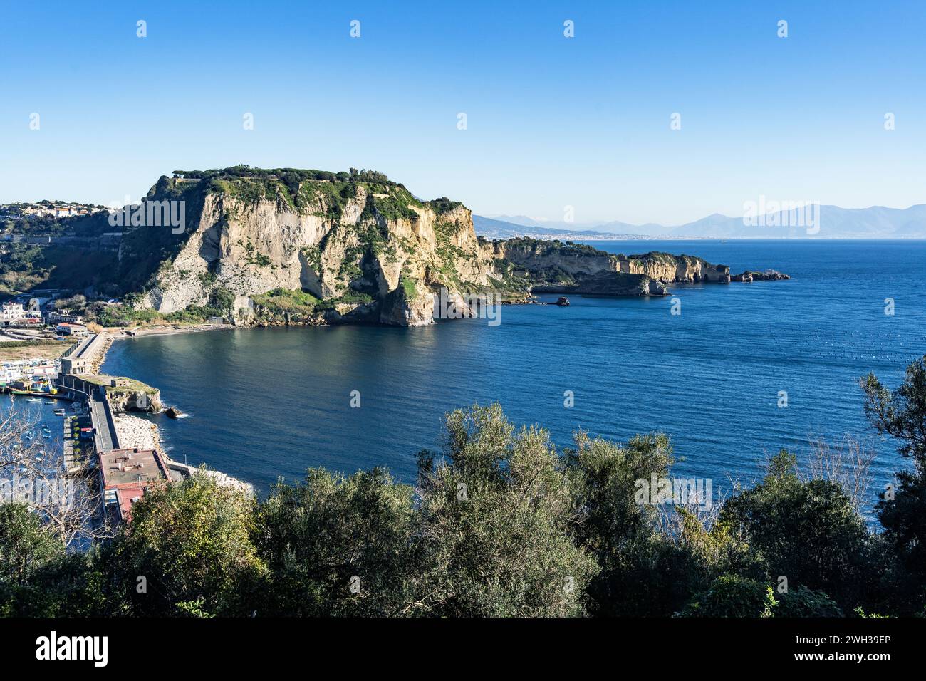 Baia di Trentaremi dall'isola di Nisida nel golfo di Napoli Foto Stock