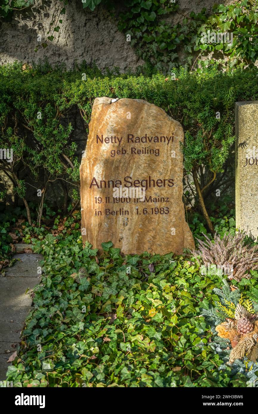 Anna Seghers, Grab, Dorotheenstädtischer Friedhof, Chausseestraße, Mitte, Berlino, Germania Foto Stock