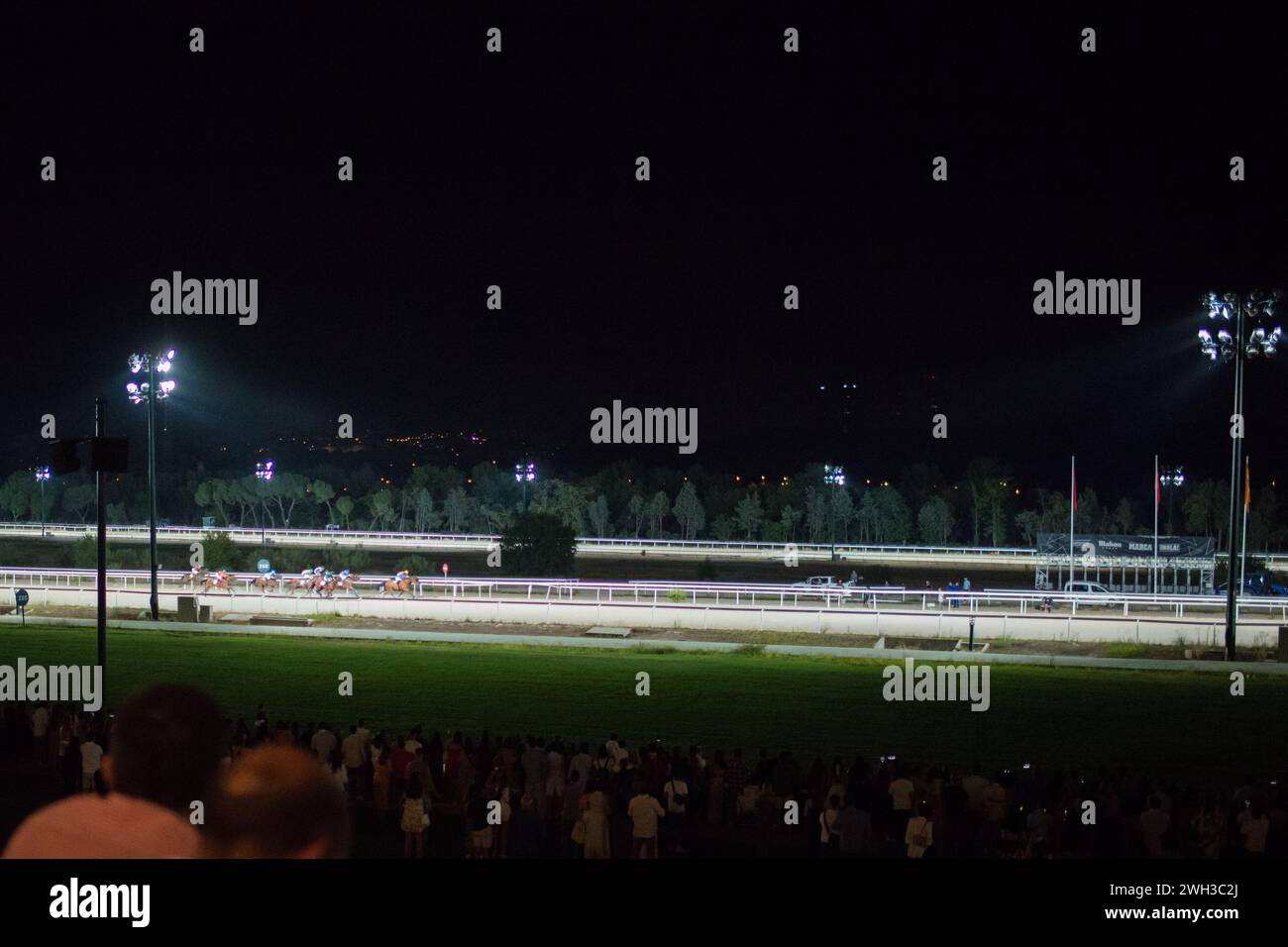 Madrid, Spagna; 08052023: Corse di cavalli di notte sono organizzate nell'ippodromo la Zarzuela Foto Stock