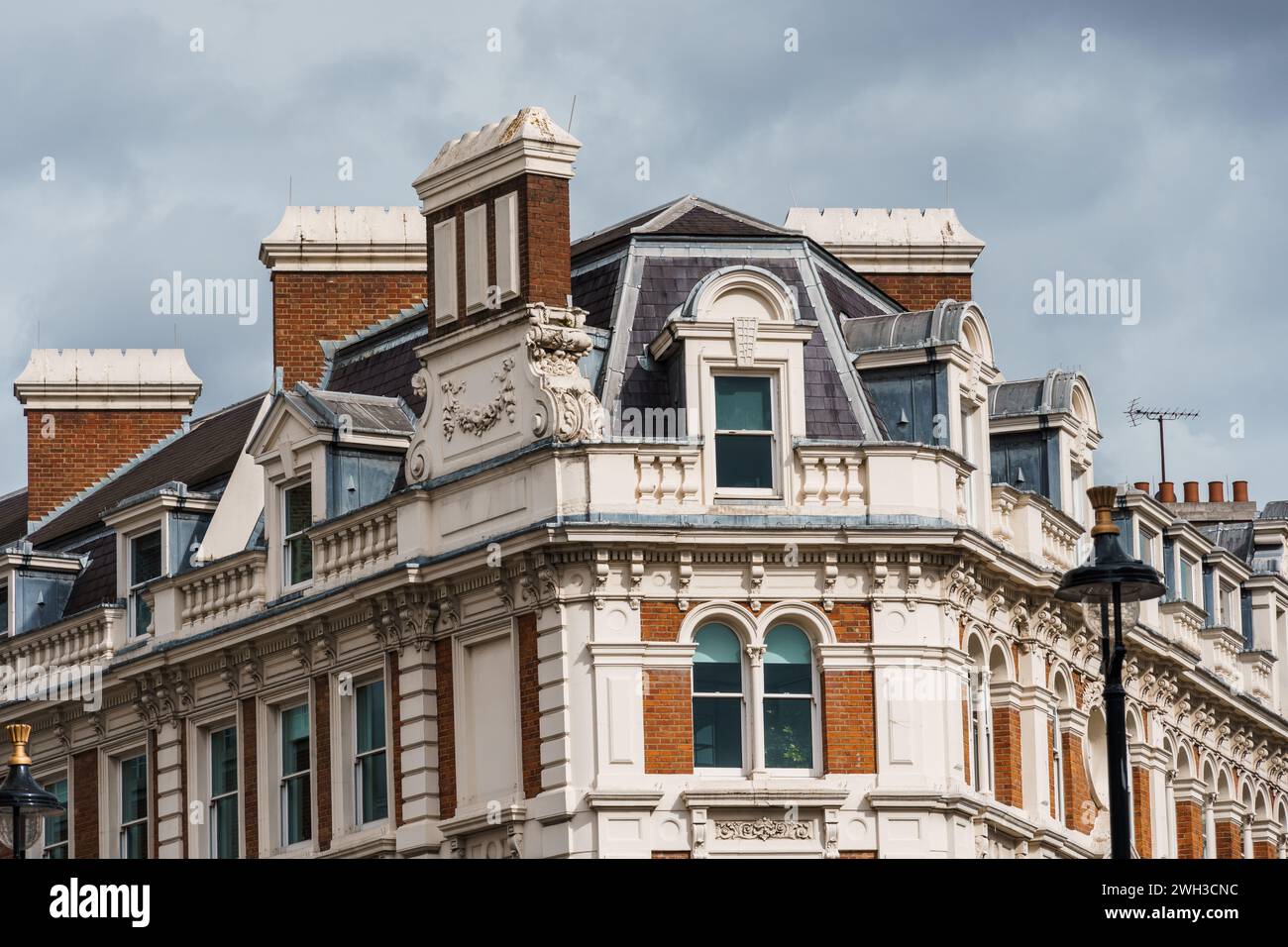 Vista ad angolo basso del vecchio edificio residenziale di lusso a Londra. Concetto immobiliare Foto Stock