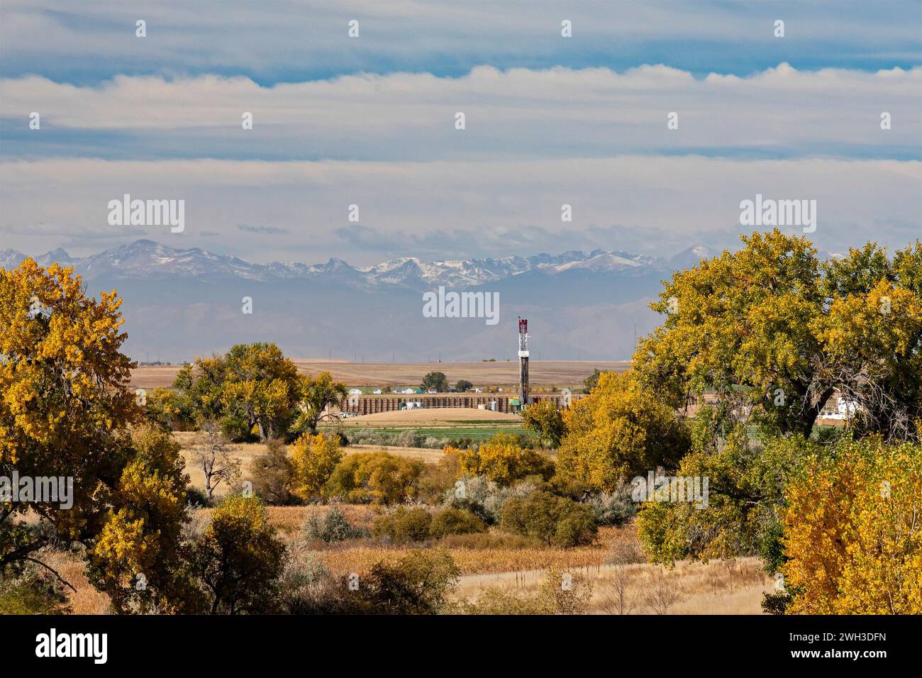 Keenesburg, Colorado - un impianto di trivellazione petrolifera sulle pianure orientali del Colorado rurale. Le Montagne Rocciose sono in lontananza. Foto Stock