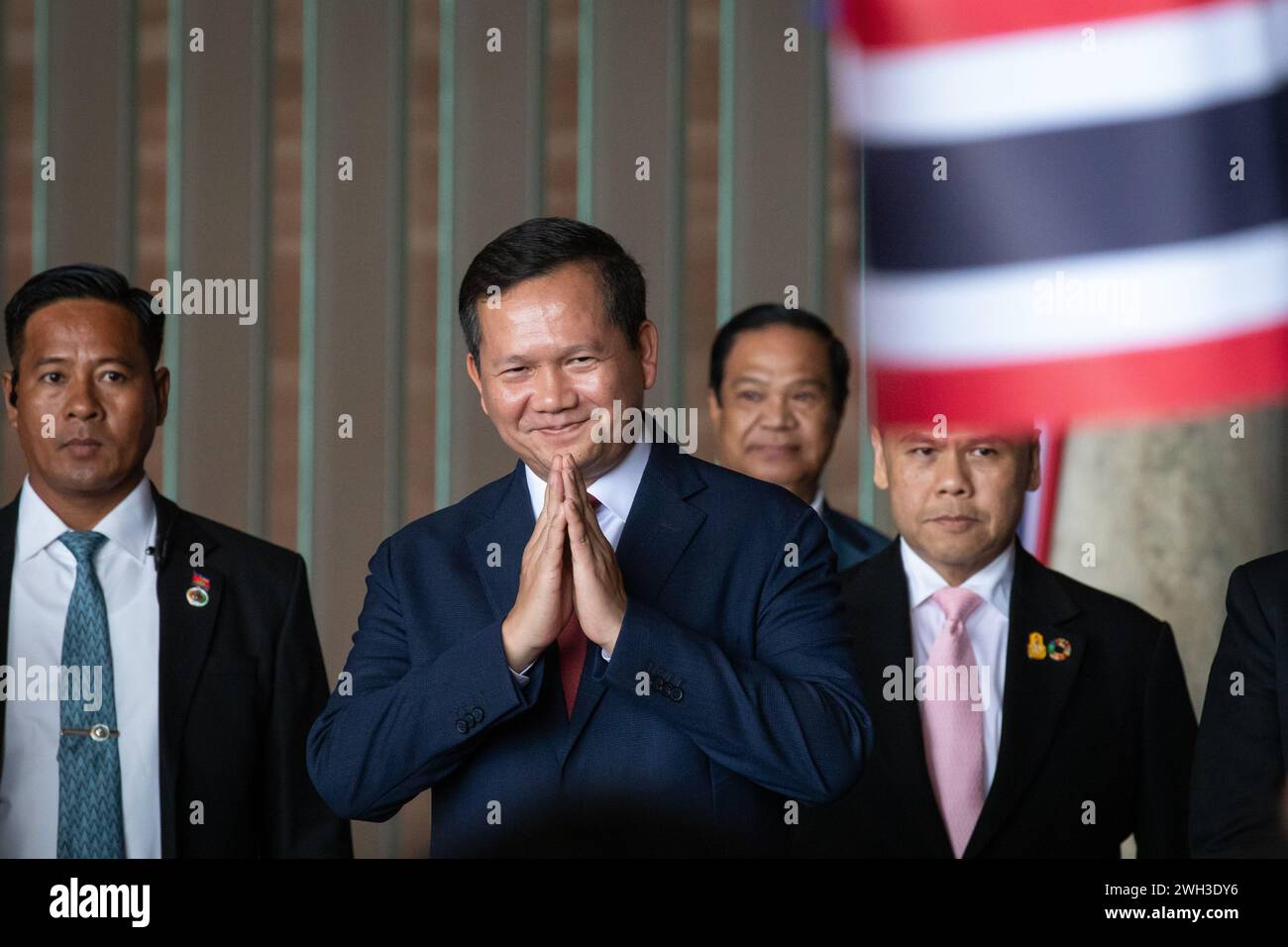 Bangkok, Thailandia. 7 febbraio 2024. Samdech Moha Borvor Thipadei Hun Manet, primo Ministro della Cambogia, lascia il parlamento della Thailandia durante la sua visita. Samdech Moha Borvor Thipadei Hun Manet, primo ministro cambogiano, e il suo coniuge, visti durante la sua visita ufficiale partecipare all'incontro bilaterale tra il primo ministro Srettha Thavisin e firmare la cerimonia degli accordi per rafforzare la cooperazione bilaterale in vari settori. (Foto di SEK Roc/SOPA Images/Sipa USA) credito: SIPA USA/Alamy Live News Foto Stock