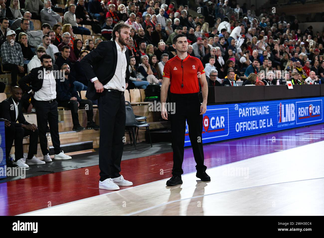 L'allenatore di Villeurbanne Pierric Poupet reagisce con l'arbitro durante il Betclic Elite match tra AS Monaco e LDLC ASVEL Lyon Villeurbanne nella sala Gaston-Medecin a Monaco. Punteggio finale: AS MONACO 89 - 71 LDLC ASVEL Lyon Villeurbanne. Foto Stock