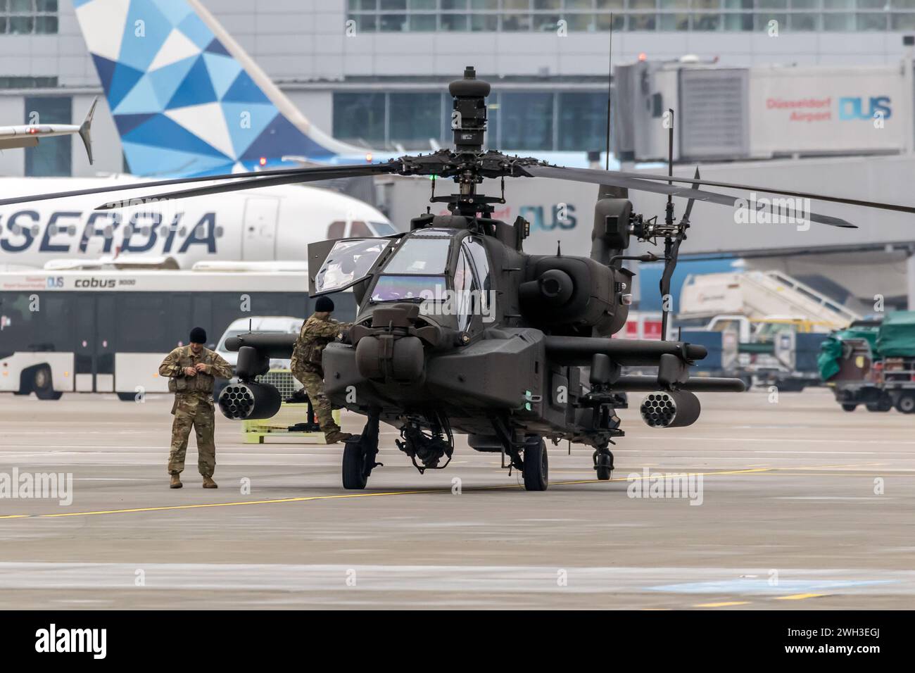 Boeing AH-64E Apache Guardian dell'esercito STATUNITENSE, elicottero d'attacco del 3-17th CAV (Fort Stewart) prevolo durante l'operazione Atlantic Resolve Rotation. Dusseldorf Foto Stock
