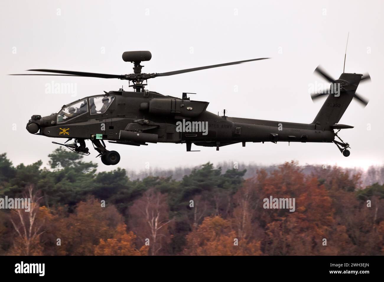 Boeing dell'esercito AMERICANO AH-64E Apache Guardian Longbow elicottero d'attacco del 3-17th Cavalry (Fort Stewart) prevolo durante l'operazione Atlantic Resolve Rotation. Foto Stock