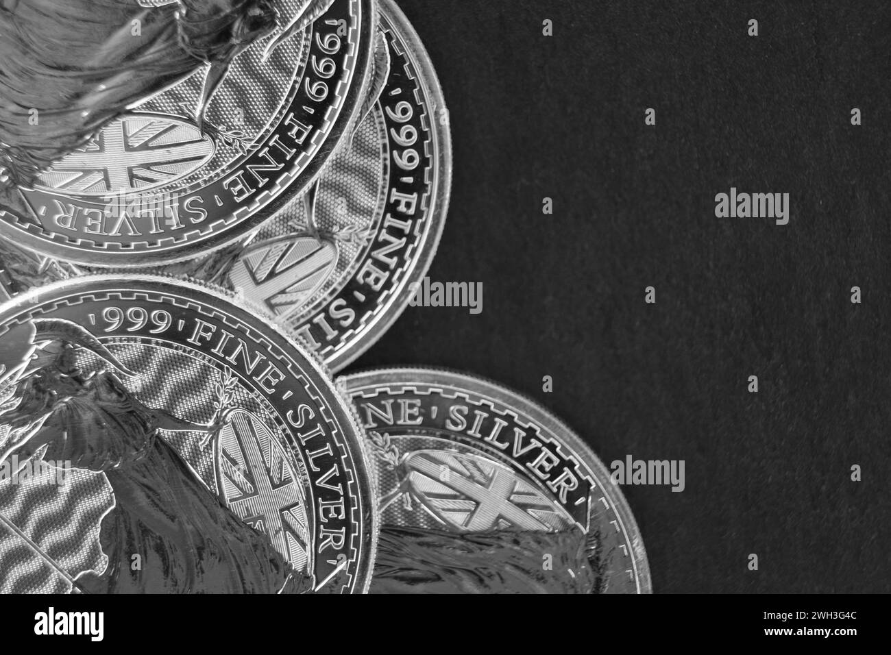 Pure Silver Investment Coins Gran Bretagna. Monete d'argento su sfondo scuro Foto Stock