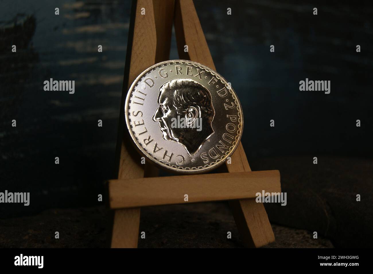 2 libbre Charles III. Una bella moneta d'argento britannica su un cavalletto. Primo piano. Foto Stock