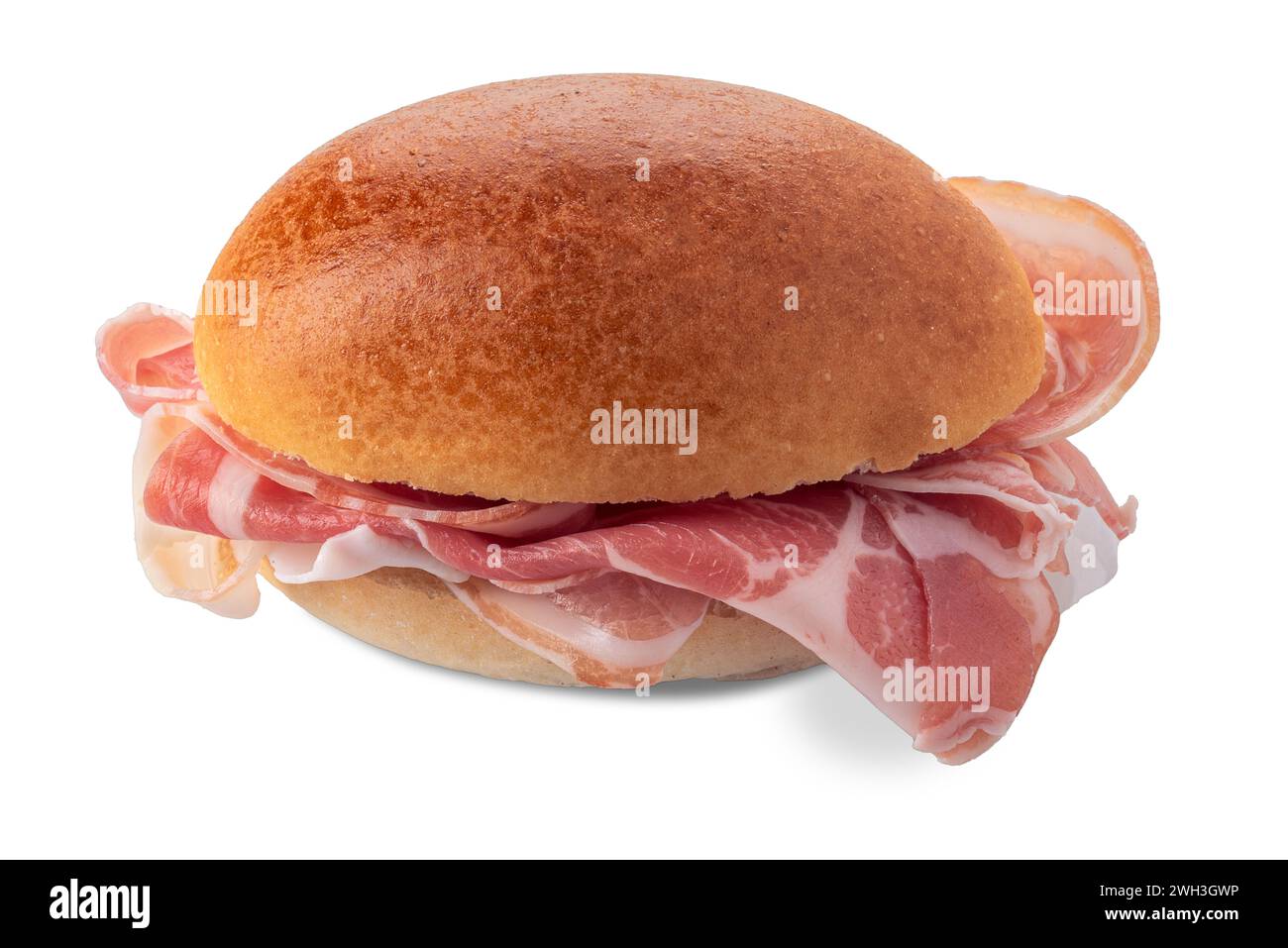Panino con fette di salame di pancetta, panino farcito con fette di pancetta isolate su bianco con percorso di ritaglio incluso Foto Stock