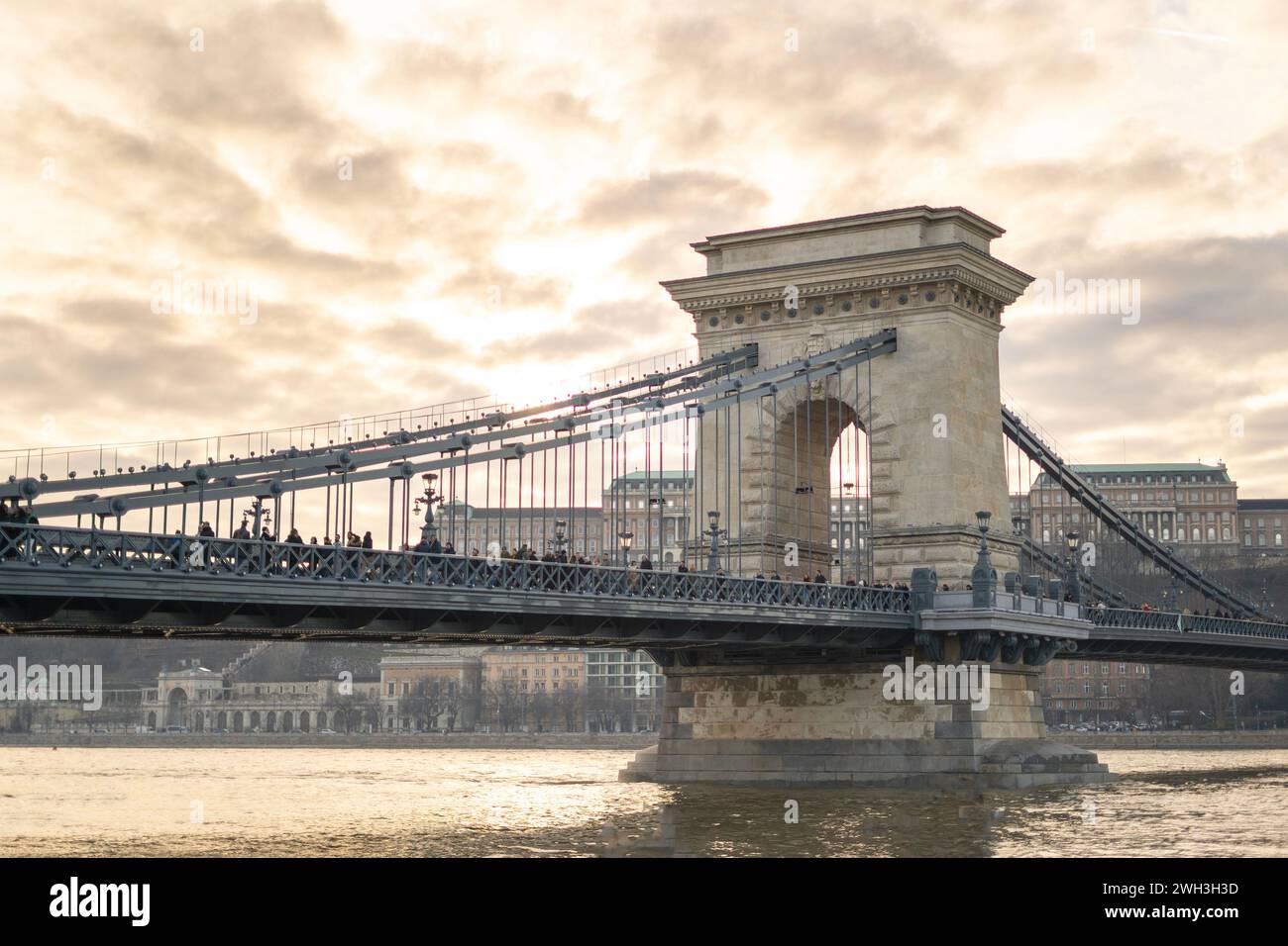 I turisti camminano sul rinnovato Ponte delle catene di Budapest sotto le nuvole invernali il 30 dicembre 2023. Budapest, Ungheria Foto Stock