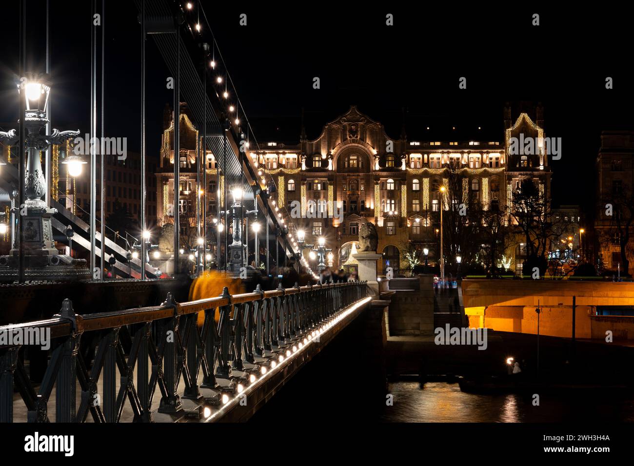 Lo storico Ponte delle catene illuminato di notte a Budapest Foto Stock