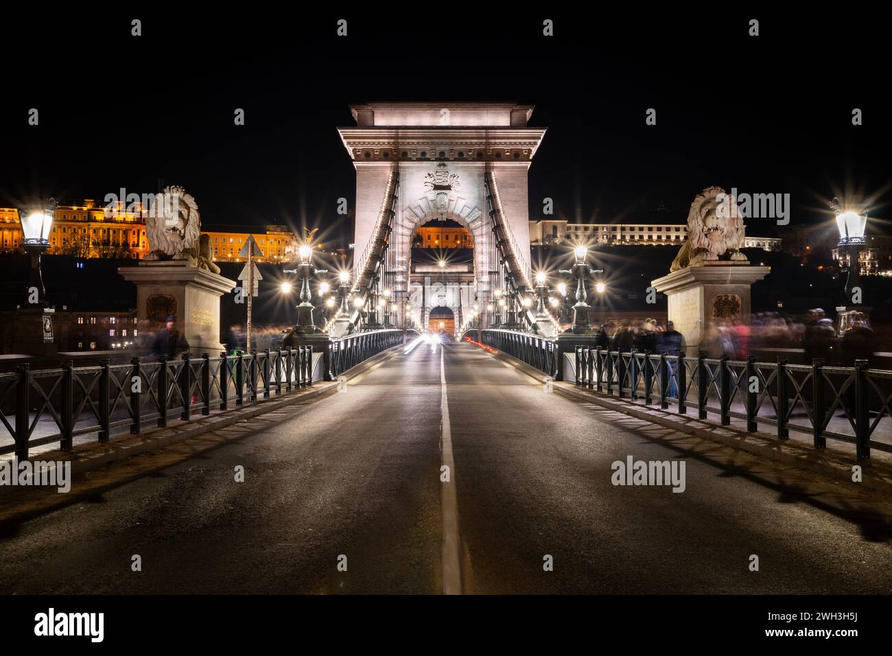 Lo storico Ponte delle catene illuminato di notte a Budapest Foto Stock