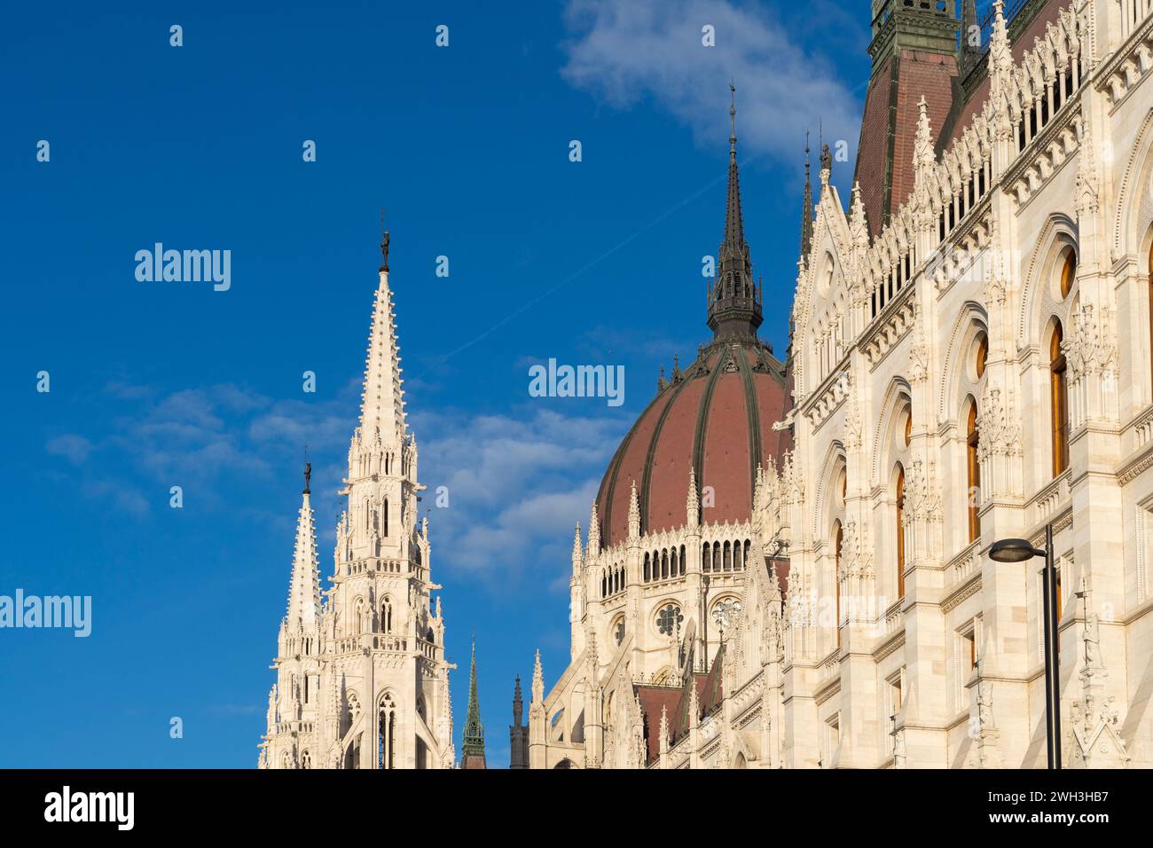 Una delle caratteristiche torri neogotiche dell'edificio legislativo ungherese, il Parlamento Foto Stock