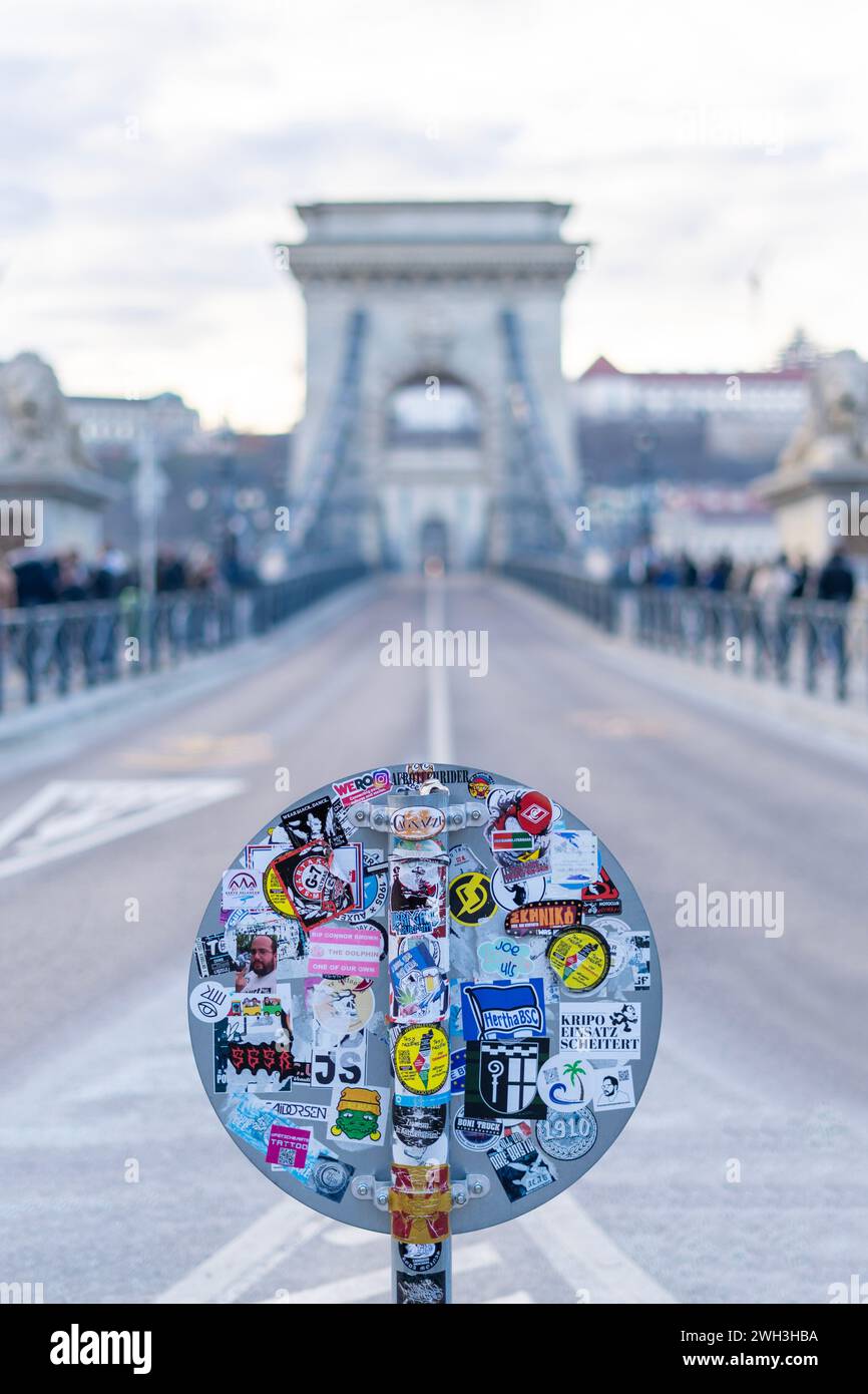 Cartello stradale incollato con adesivi turistici sul lato Pest del ponte delle catene di Budapest il 30 dicembre 2023. Budapest, Ungheria Foto Stock