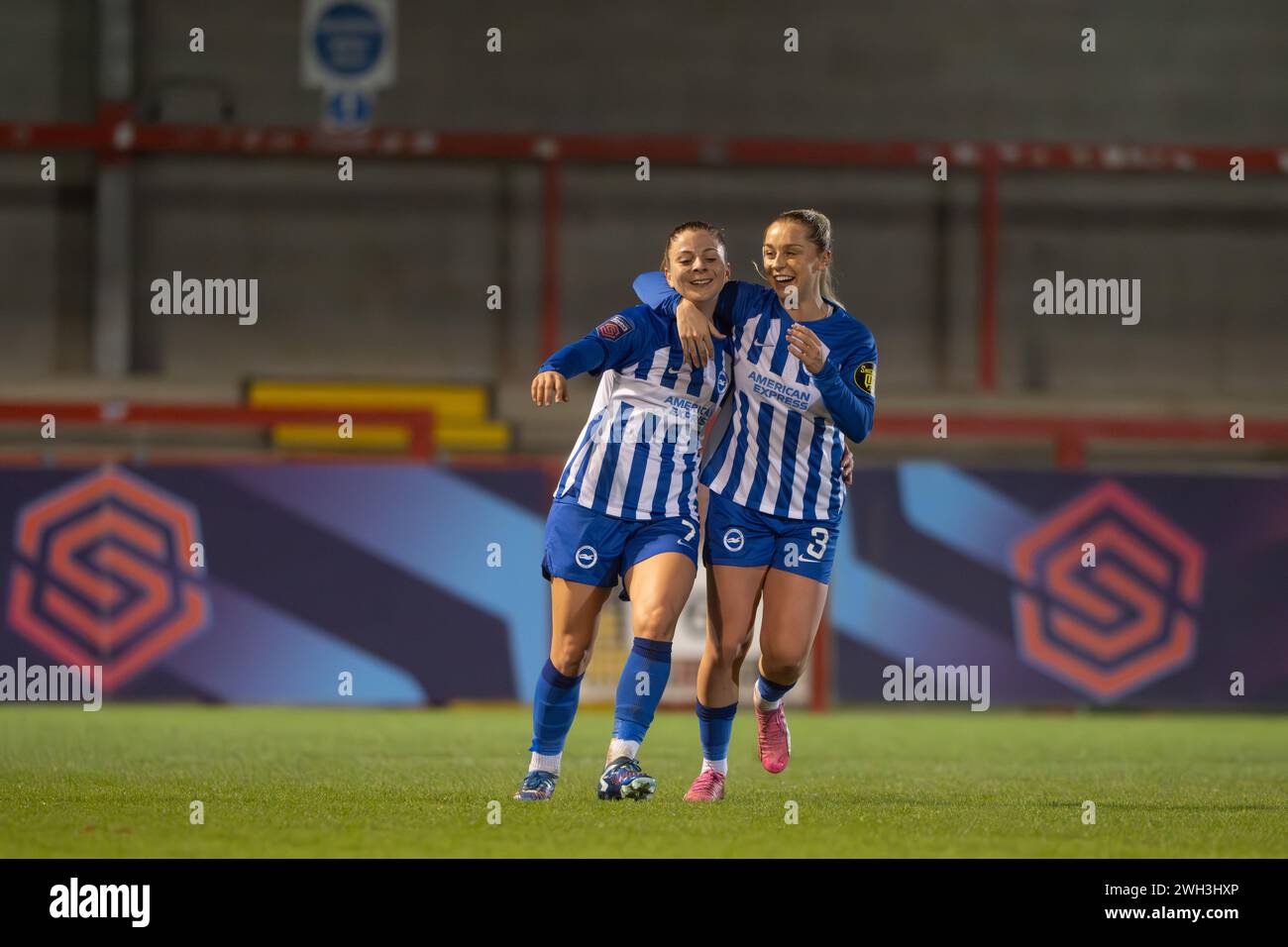 Crawley, Regno Unito. 7 febbraio 2024. Veatriki Sarri di Brighton & Hove Albion Women celebra il suo primo gol con la compagna di squadra Poppy Pattinson di Brighton e Hove Albion Women durante i quarti di finale di fa Women's Continental Tyres League Cup tra Brighton & Hove Albion WFC e Aston Villa WFC al Broadfield Stadium in Crawley il 7 febbraio 2024. Questa immagine può essere utilizzata solo per scopi editoriali. Solo per uso editoriale. Crediti: Ashley Crowden/Alamy Live News Foto Stock