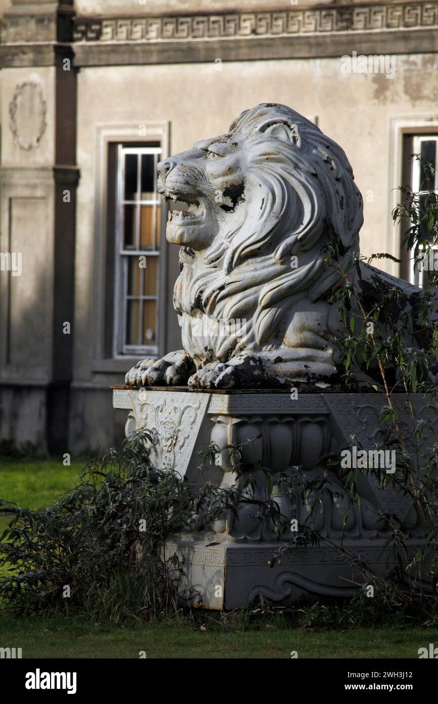 Statua del Leone presso la residenza del Parc Glynllifon. Plas Glynllifon. Il ballo per celebrare l'investitura del principe Carlo nel 1969 si è tenuto qui. Foto Stock