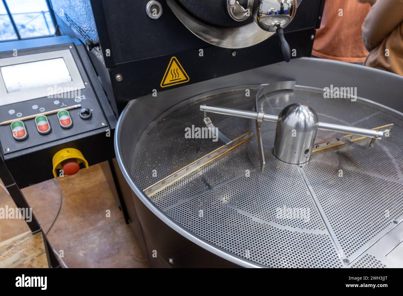 Foto ravvicinata, tamburo di raffreddamento e pannello di controllo della torrefazione Foto Stock