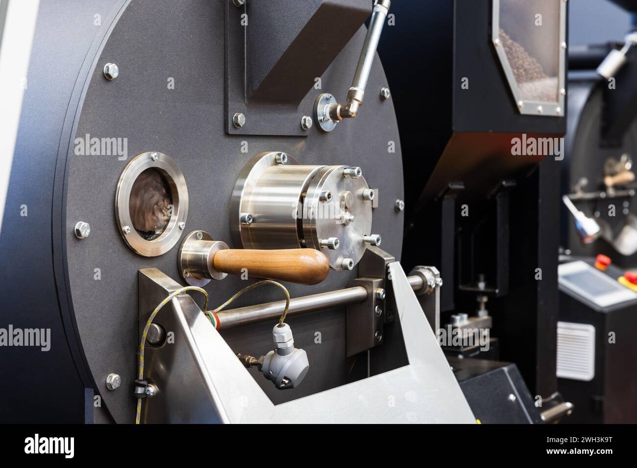 Foto ravvicinata della torrefazione industriale, torrefazione locale di caffè speciale Foto Stock