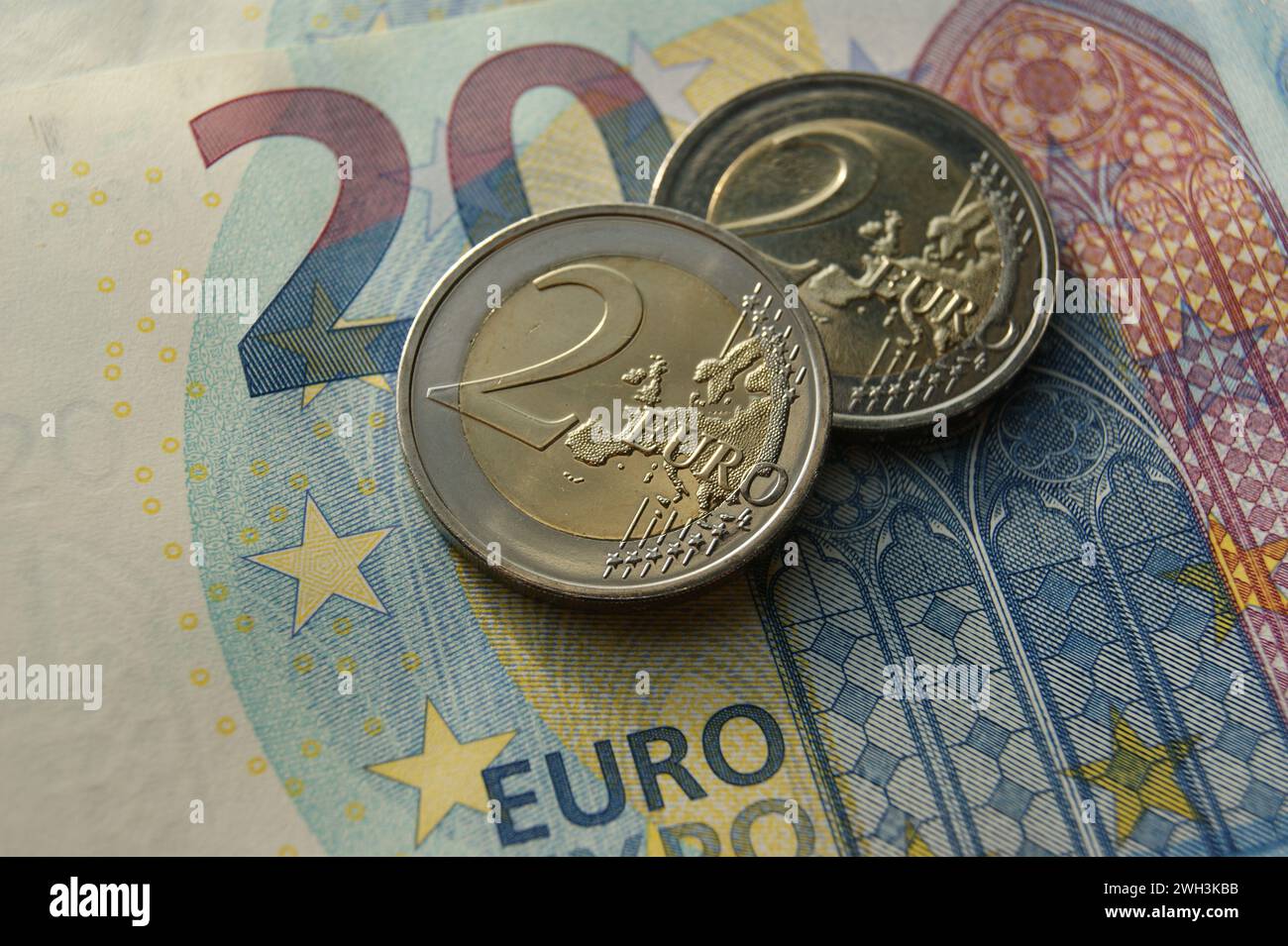 Nuove monete da 2 euro invertite. Monete europee. Foto Stock