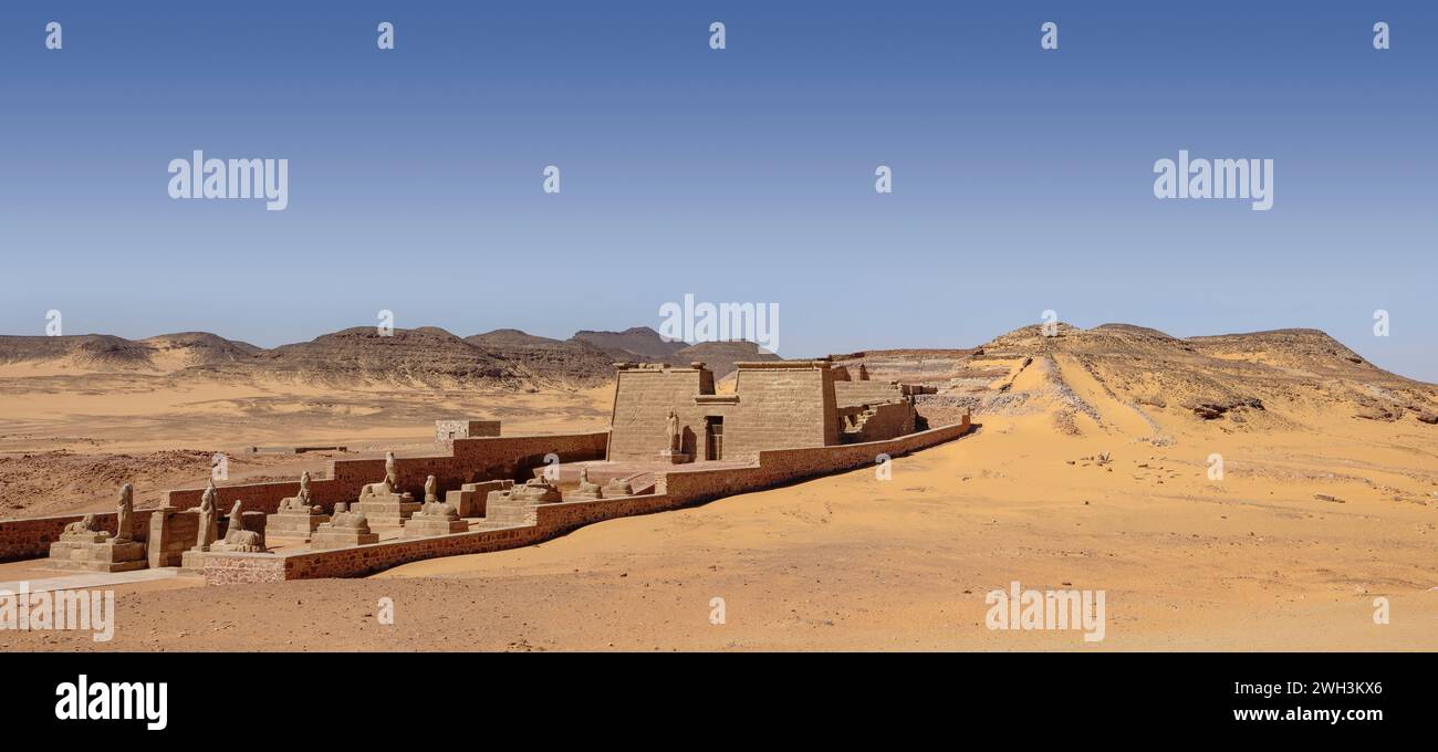 Ripresa a lunga distanza del Tempio di Wadi al- Seboua, Lago Nasser, Egitto Foto Stock