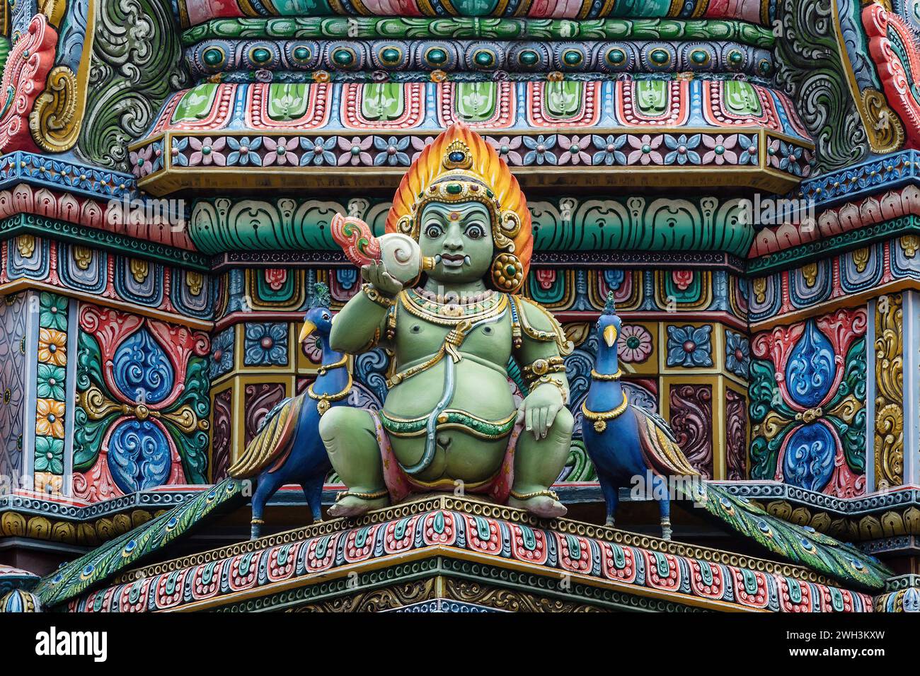 Decorazioni e statue colorate, tempio indù, Bangkok. Foto Stock