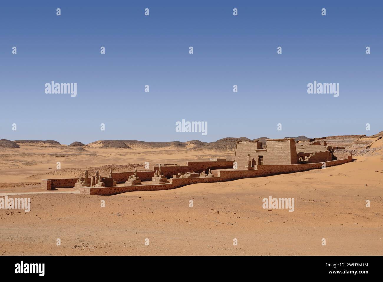 Ripresa a lunga distanza del Tempio di Wadi al- Seboua, Lago Nasser, Egitto Foto Stock