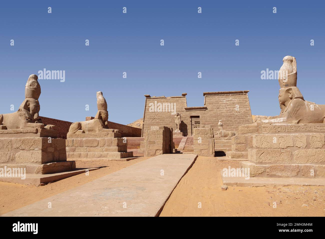 La prima corte al Tempio di Wadi al- Seboua, Lago Nasser, Egitto Foto Stock