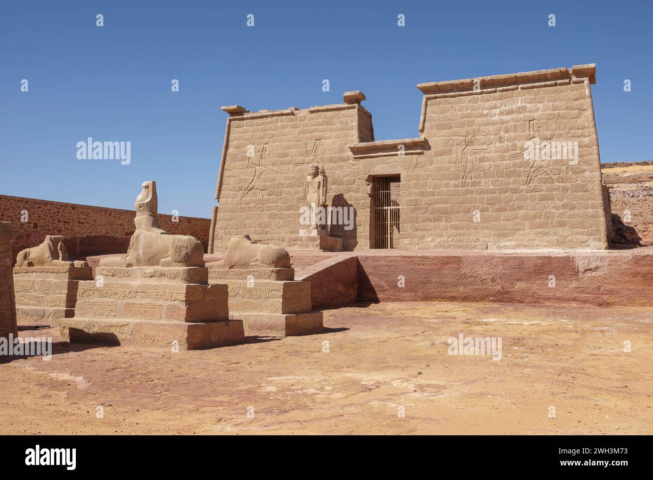 La prima corte al Tempio di Wadi al- Seboua, Lago Nasser, Egitto Foto Stock