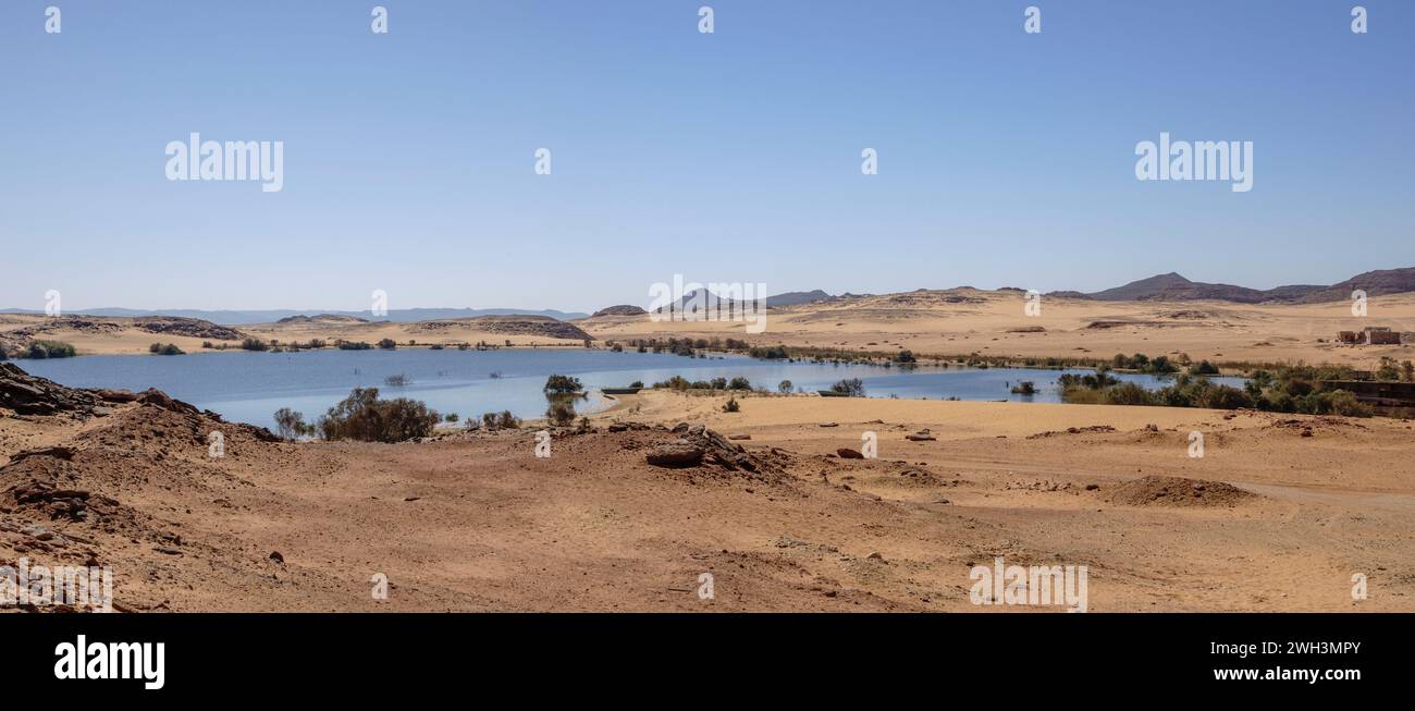 Vista panoramica del lago Nasser dal tempio di Wadi al- Seboua, lago Nasser, Egitto Foto Stock
