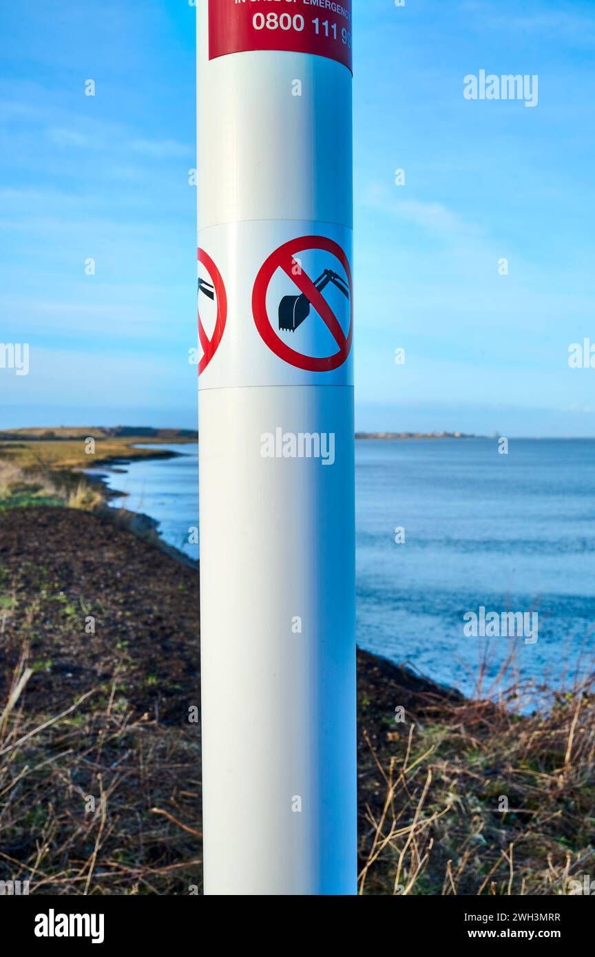 Gasdotto che attraversa il fiume non sono ammessi scavi Foto Stock