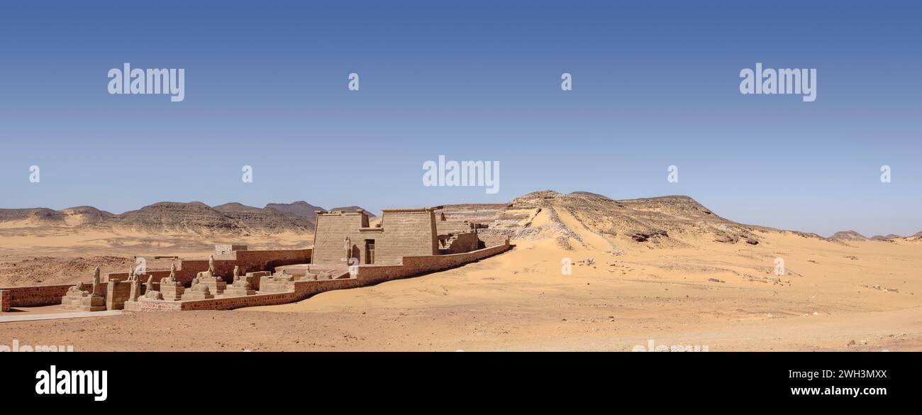 Foto panoramica a lunga distanza del Tempio di Wadi al- Seboua, Lago Nasser, Egitto Foto Stock