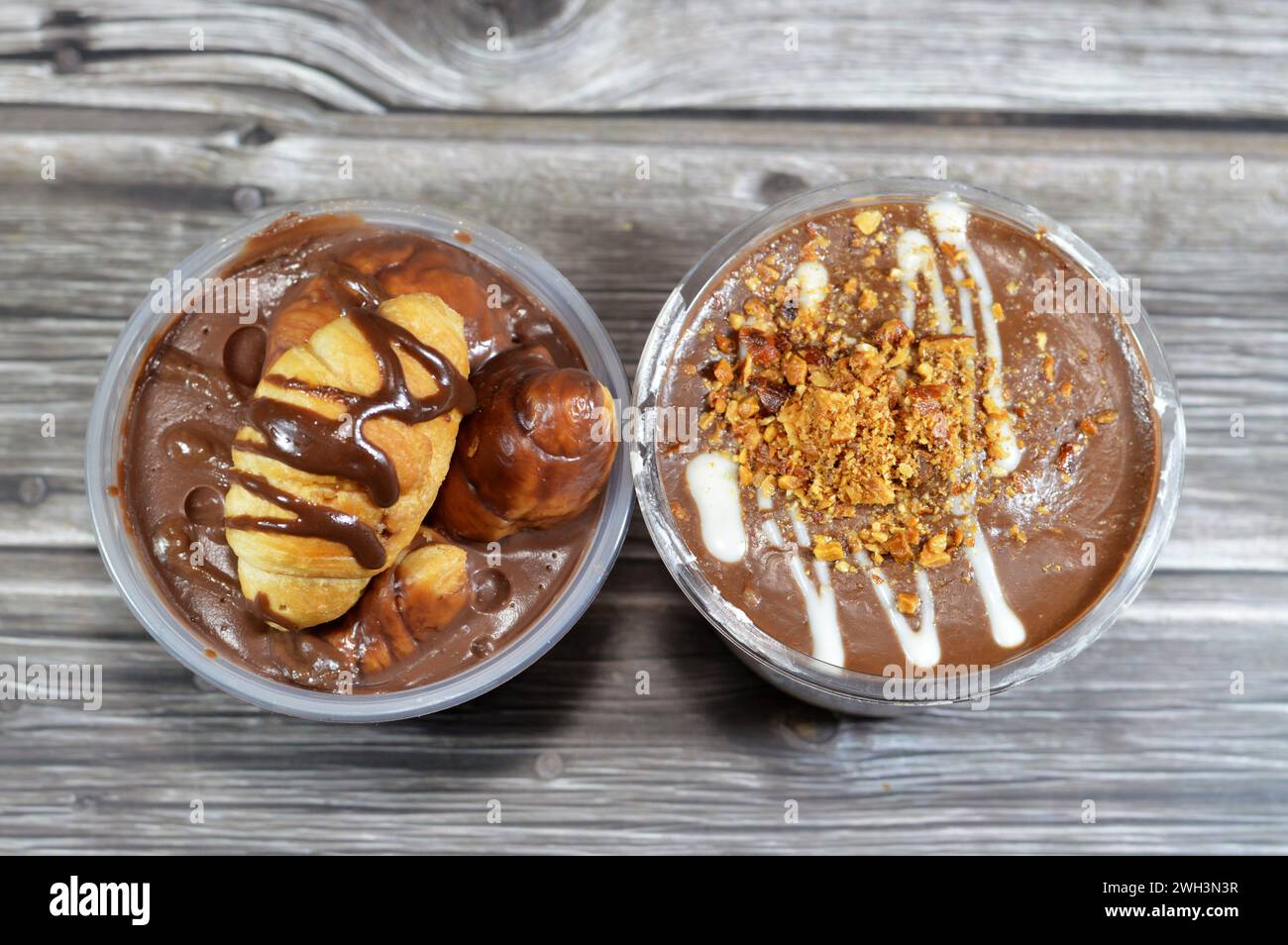 Cremosi profiteroles al cioccolato, con mini croissant ripieni di cioccolato, salsa, burro di arachidi, mandorle, profiteroles sono spugne alla panna, ripiene francesi Foto Stock