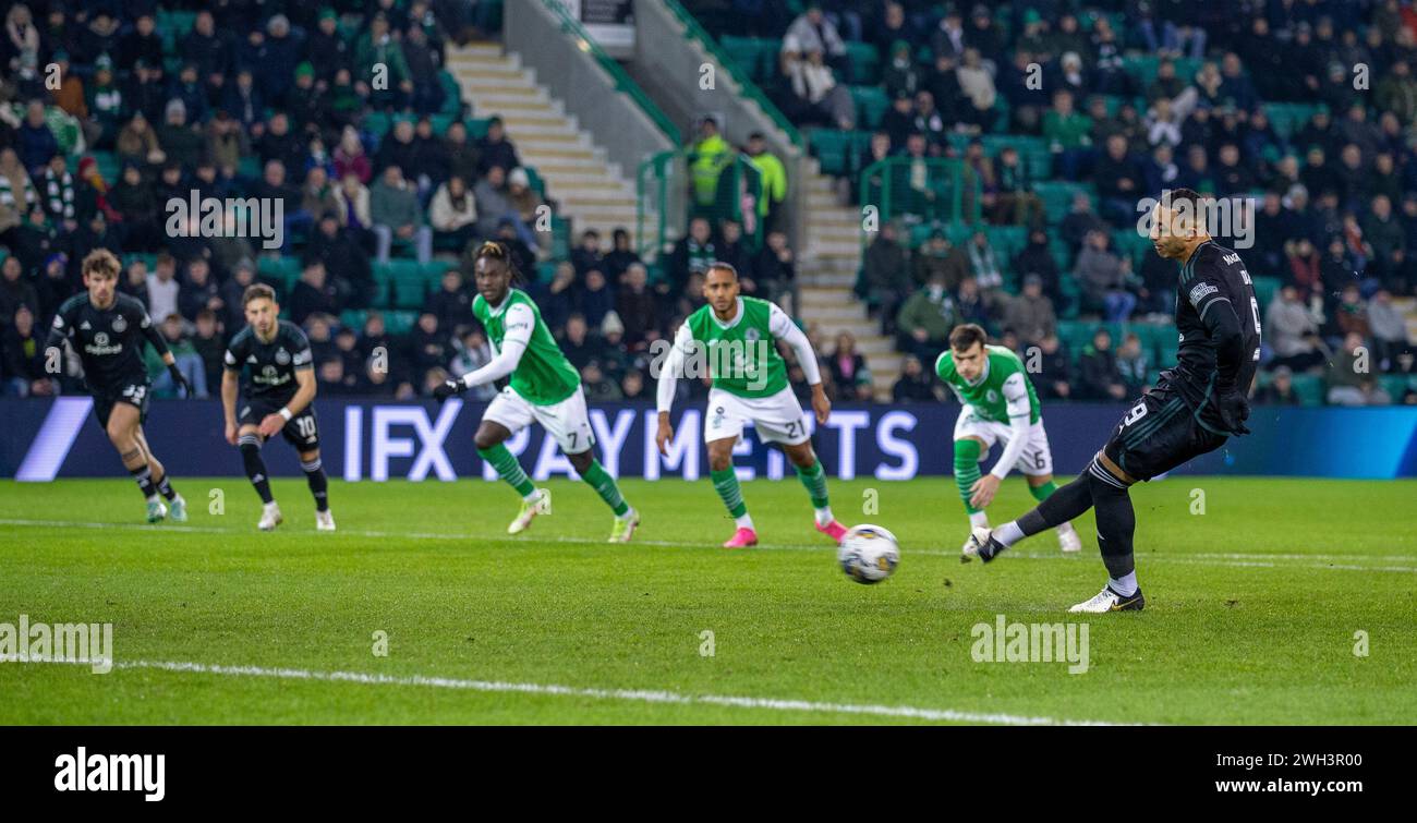 7 febbraio 2024; Easter Road, Edimburgo, Scozia: Scottish Premiership Football, Hibernian contro Celtic; Adam Idah del Celtic segna dal punto di rigore per portarlo a 0-1 al 9° minuto Foto Stock