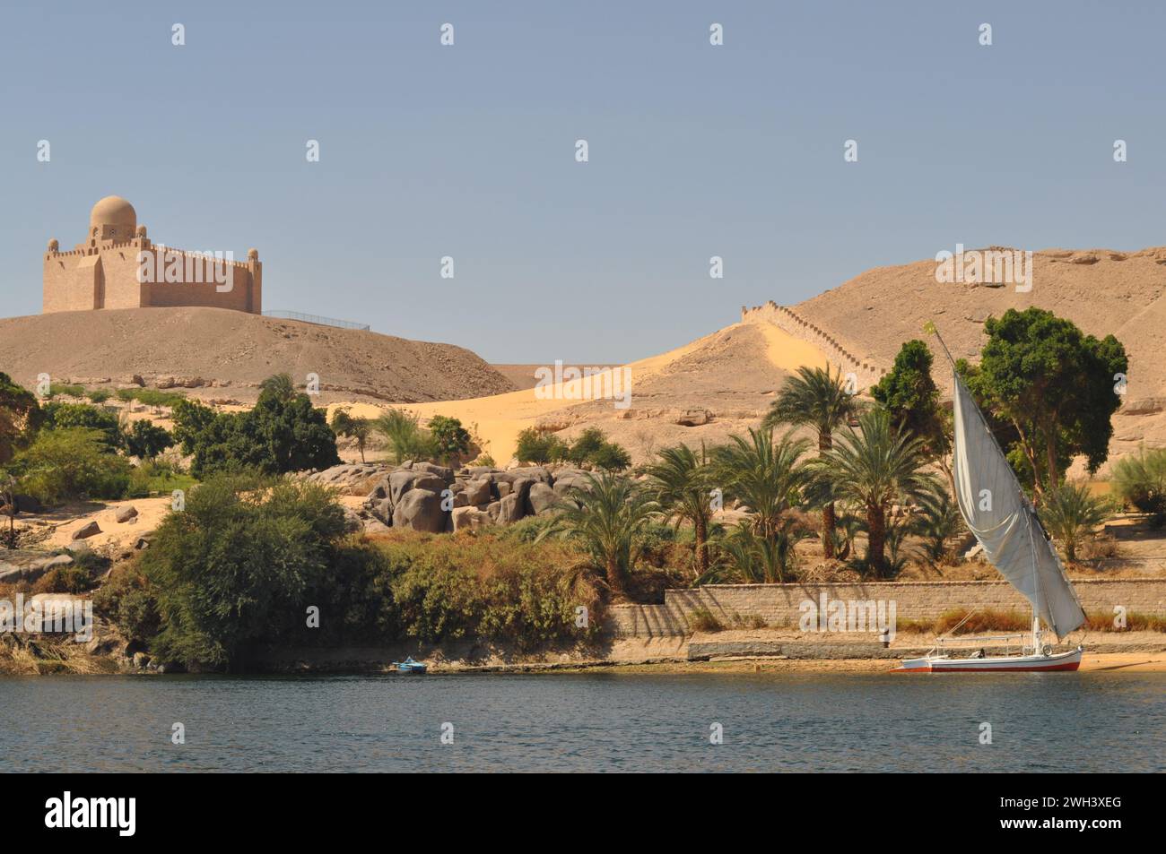 La tomba di Aga Khan si trova su un'isola nel grande Nilo di Assuan Foto Stock