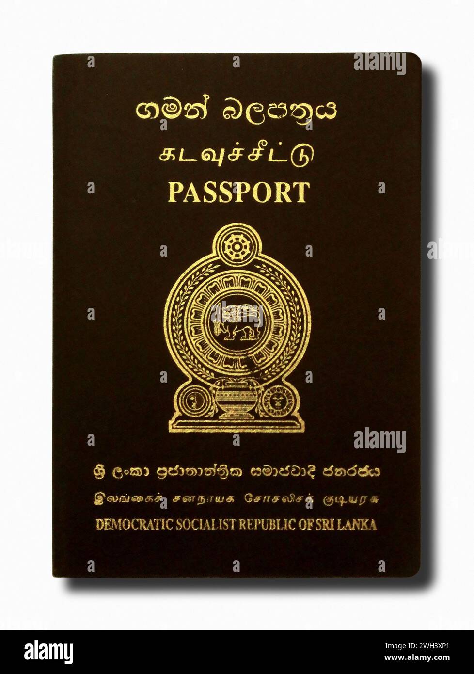 Primo piano su un passaporto dello Sri Lanka isolato su sfondo bianco. Foto Stock