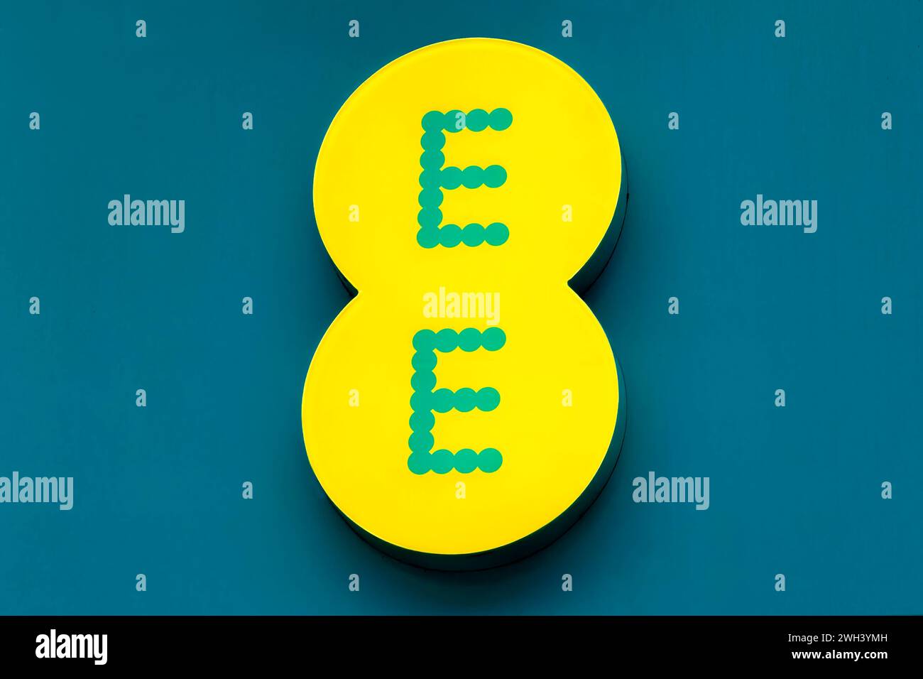 Cardiff, Galles, Regno Unito - 6 dicembre 2023: Un cartello EE Mobile illuminato sull'EE Store in Queen Street, Cardiff, Galles, Regno Unito Foto Stock