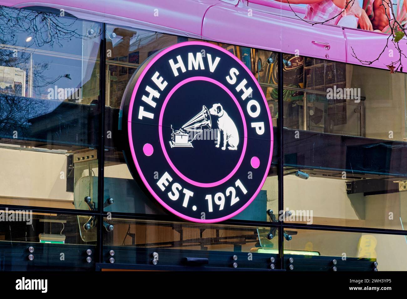 Cardiff, Galles, Regno Unito - 6 dicembre 2023: Insegna illuminata HMV Shop in Queen Street, Cardiff, Galles, Regno Unito Foto Stock
