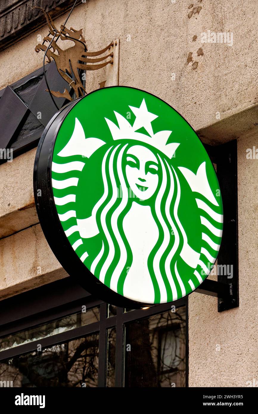 Cardiff, Galles, Regno Unito - 6 dicembre 2023: Un cartello Starbucks Coffee Sign illuminato in Queens Street, Cardiff, Galles, Regno Unito Foto Stock