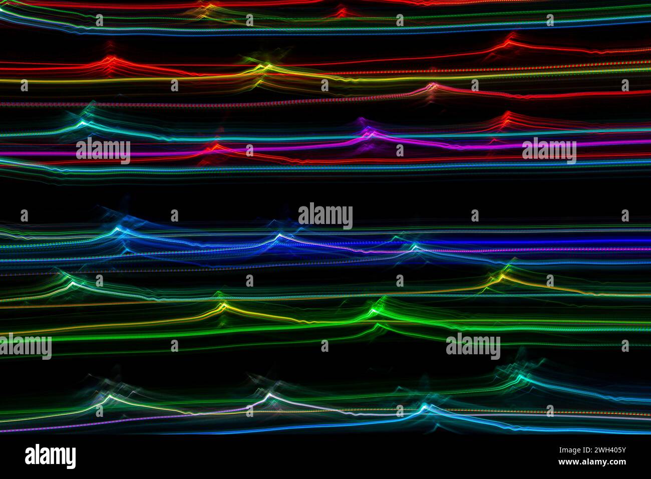 Linee luminose frattali colorate su sfondo nero. Fotografia a lunga esposizione Foto Stock