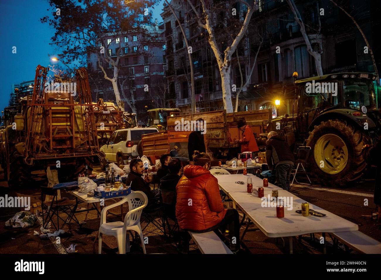 Barcellona, Spagna. 7 febbraio 2024. Gli agricoltori hanno un barbecue dopo ore di protesta contro la politica agricola europea, l'aumento dei costi, la diminuzione delle entrate e la concorrenza sleale da parte di paesi terzi, aderendo alle proteste dei colleghi dell'Unione europea. Crediti: Matthias Oesterle/Alamy Live News Foto Stock