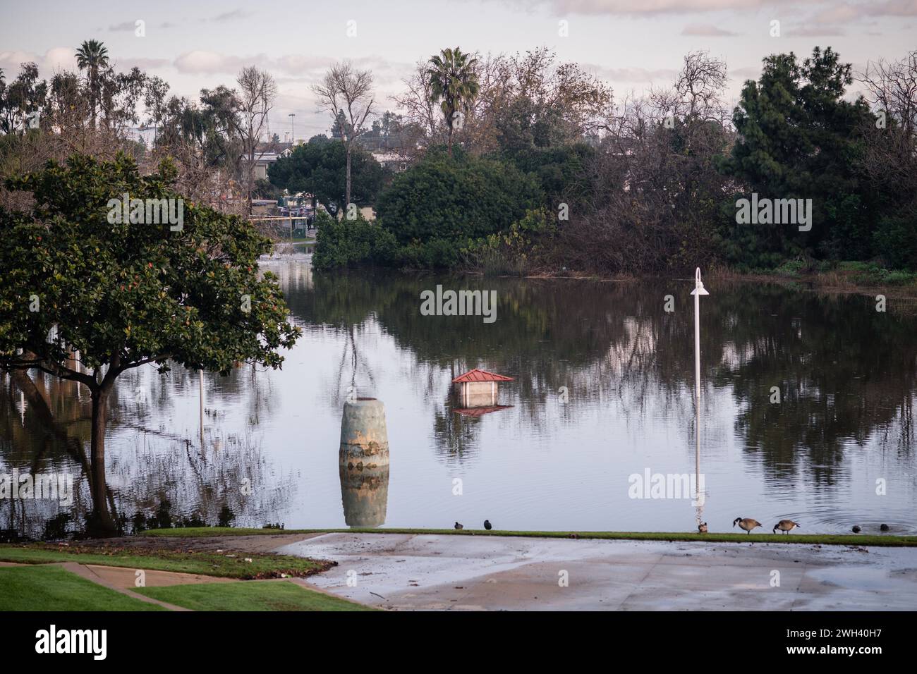 Parco giochi inferiore e grande laghetto al Polliwog Park inondato dalla pioggia a Manhattan Beach, CALIFORNIA Foto Stock